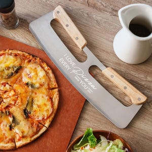 Aangepaste pizzasnijder voor vader, Moederdagcadeau, cadeaus pizzaliefhebber, gepersonaliseerde keukencadeaus, kookcadeaus voor hem, cadeau voor moeder afbeelding 8