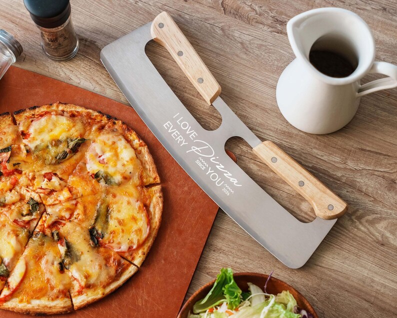 Aangepaste pizzasnijder voor vader, Moederdagcadeau, cadeaus pizzaliefhebber, gepersonaliseerde keukencadeaus, kookcadeaus voor hem, cadeau voor moeder afbeelding 8