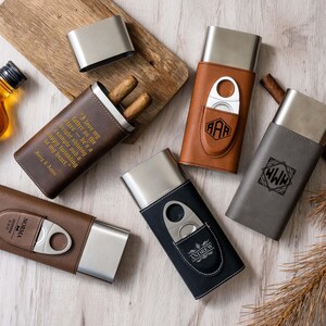 Graverat cigarrfodral, Personliga presenter till marskalkar, Anpassat cigarrhållare i läder, Cigarrresefodral, Present till honom bild 6