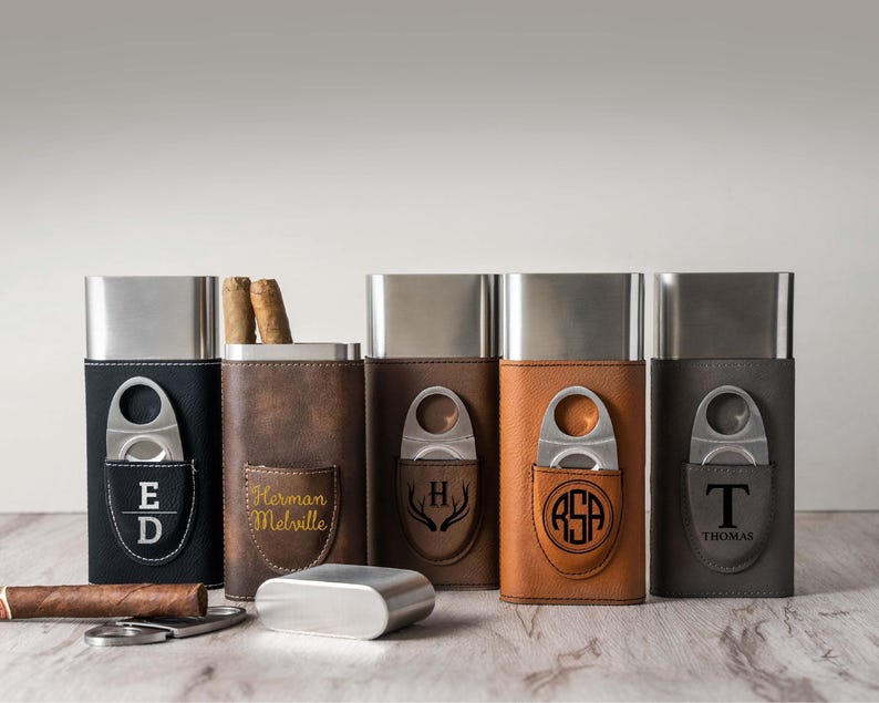 Graverat cigarrfodral, Personliga presenter till marskalkar, Anpassat cigarrhållare i läder, Cigarrresefodral, Present till honom bild 8