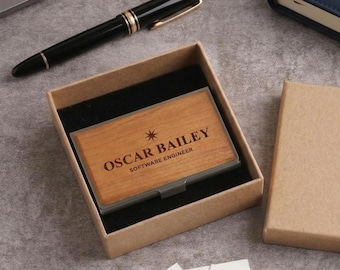 Prezent dla przedsiębiorcy, spersonalizowane drewniane etui na wizytówki, profesjonalny branding, grawerowany identyfikator