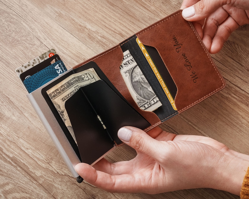 Benutzerdefinierte schlanke Leder Pop Up Brieftasche Trauzeugen Geschenke Benutzerdefinierte kompakte Geldbörse für Ehemann Vatertagsgeschenke Minimalistischer Kartenhalter aus Leder Bild 8