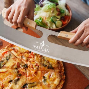 Aangepaste pizzasnijder voor vader, Moederdagcadeau, cadeaus pizzaliefhebber, gepersonaliseerde keukencadeaus, kookcadeaus voor hem, cadeau voor moeder afbeelding 1