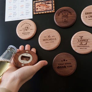 Set von 4, 10, 50 Gravierte Magnet Flaschenöffner, Hochzeit Gefälligkeiten Geschenk, Magnetischer Kühlschrank Öffner, Geschenk für Ihn, Benutzerdefinierte Flaschenöffner