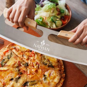 Aangepaste pizzasnijder voor vader, Moederdagcadeau, cadeaus pizzaliefhebber, gepersonaliseerde keukencadeaus, kookcadeaus voor hem, cadeau voor moeder afbeelding 7