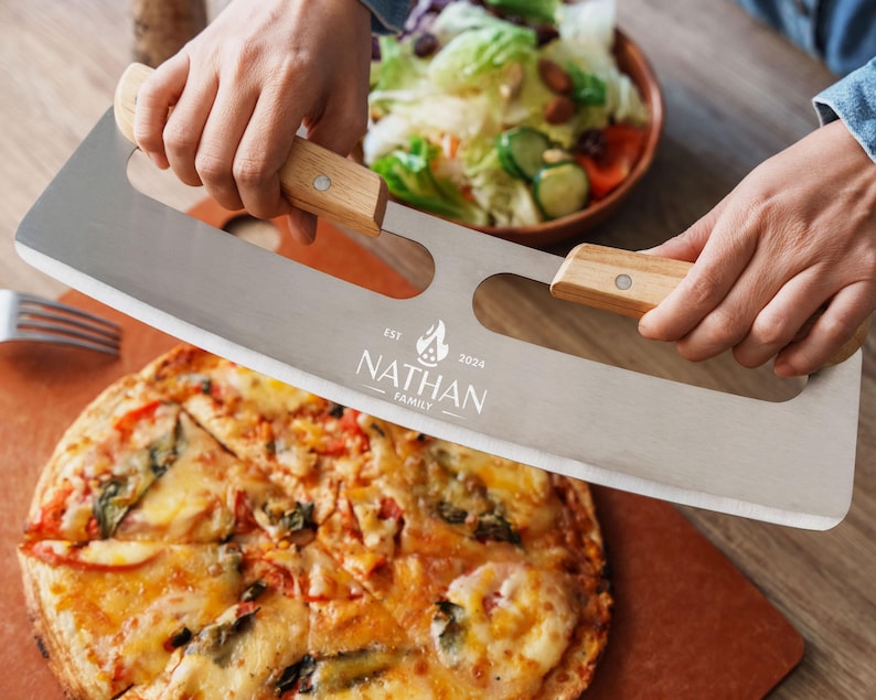 Aangepaste pizzasnijder voor vader, Moederdagcadeau, cadeaus pizzaliefhebber, gepersonaliseerde keukencadeaus, kookcadeaus voor hem, cadeau voor moeder afbeelding 7