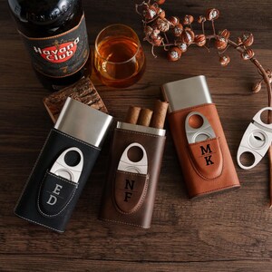 Graverat cigarrfodral, Personliga presenter till marskalkar, Anpassat cigarrhållare i läder, Cigarrresefodral, Present till honom bild 7