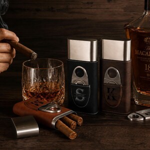 Graverat cigarrfodral, Personliga presenter till marskalkar, Anpassat cigarrhållare i läder, Cigarrresefodral, Present till honom bild 9