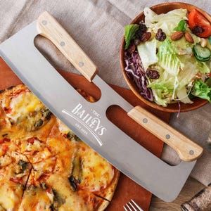 Aangepaste pizzasnijder voor vader, Moederdagcadeau, cadeaus pizzaliefhebber, gepersonaliseerde keukencadeaus, kookcadeaus voor hem, cadeau voor moeder afbeelding 6