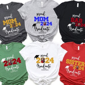 Peut inclure: Cinq t-shirts diff&eacute;rents avec le texte "Fier d'un dipl&ocirc;m&eacute;" et l'ann&eacute;e "2024" dans diff&eacute;rentes couleurs. Les t-shirts sont de diff&eacute;rentes couleurs, notamment gris, noir, vert, blanc et rouge. Chaque t-shirt a un design diff&eacute;rent, certains comportant un bonnet de graduation et un espace r&eacute;serv&eacute; pour une photo.