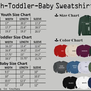 Pu&ograve; includere: Tabella delle taglie per felpe per bambini, bambini piccoli e neonati. La tabella mostra le misure di larghezza, lunghezza e manica in pollici per diverse taglie. La tabella include anche una tabella dei colori con vari colori, tra cui rosso, sabbia, marrone, verde bosco, grigio scuro melange, blu indaco, cenere, verde militare, nero, bianco e blu navy.