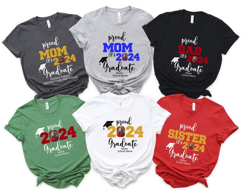 Peut inclure: Cinq t-shirts diff&eacute;rents avec le texte "Fier d'un dipl&ocirc;m&eacute;" et l'ann&eacute;e "2024" dans diff&eacute;rentes couleurs. Les t-shirts sont de diff&eacute;rentes couleurs, notamment gris, noir, vert, blanc et rouge. Chaque t-shirt a un design diff&eacute;rent, certains comportant un bonnet de graduation et un espace r&eacute;serv&eacute; pour une photo.