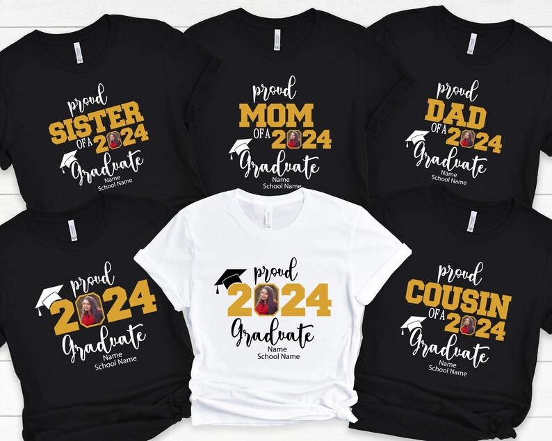 Peut inclure: Cinq t-shirts noirs et blancs avec du texte dor&eacute; et un cadre photo. Les t-shirts disent "Fier de la s&oelig;ur d'un dipl&ocirc;m&eacute; 2024", "Fier de la maman d'un dipl&ocirc;m&eacute; 2024", "Fier du p&egrave;re d'un dipl&ocirc;m&eacute; 2024", "Fier dipl&ocirc;m&eacute; 2024", et "Fier cousin d'un dipl&ocirc;m&eacute; 2024".