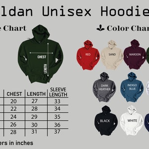 Pu&ograve; includere: Tabella delle taglie per una felpa con cappuccio unisex con misure in pollici per petto, lunghezza e lunghezza della manica. La tabella dei colori mostra 12 colori diversi di felpa con cappuccio: rosso, sabbia, marrone, verde bosco, grigio scuro melange, blu indaco, cenere, nero, bianco e blu navy.