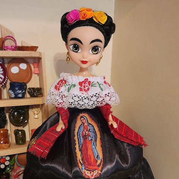 Frida Kahlo doll with classic Mexican Dress, Muñeca de Frida Kahlo con un clasico Vestido Mexicano