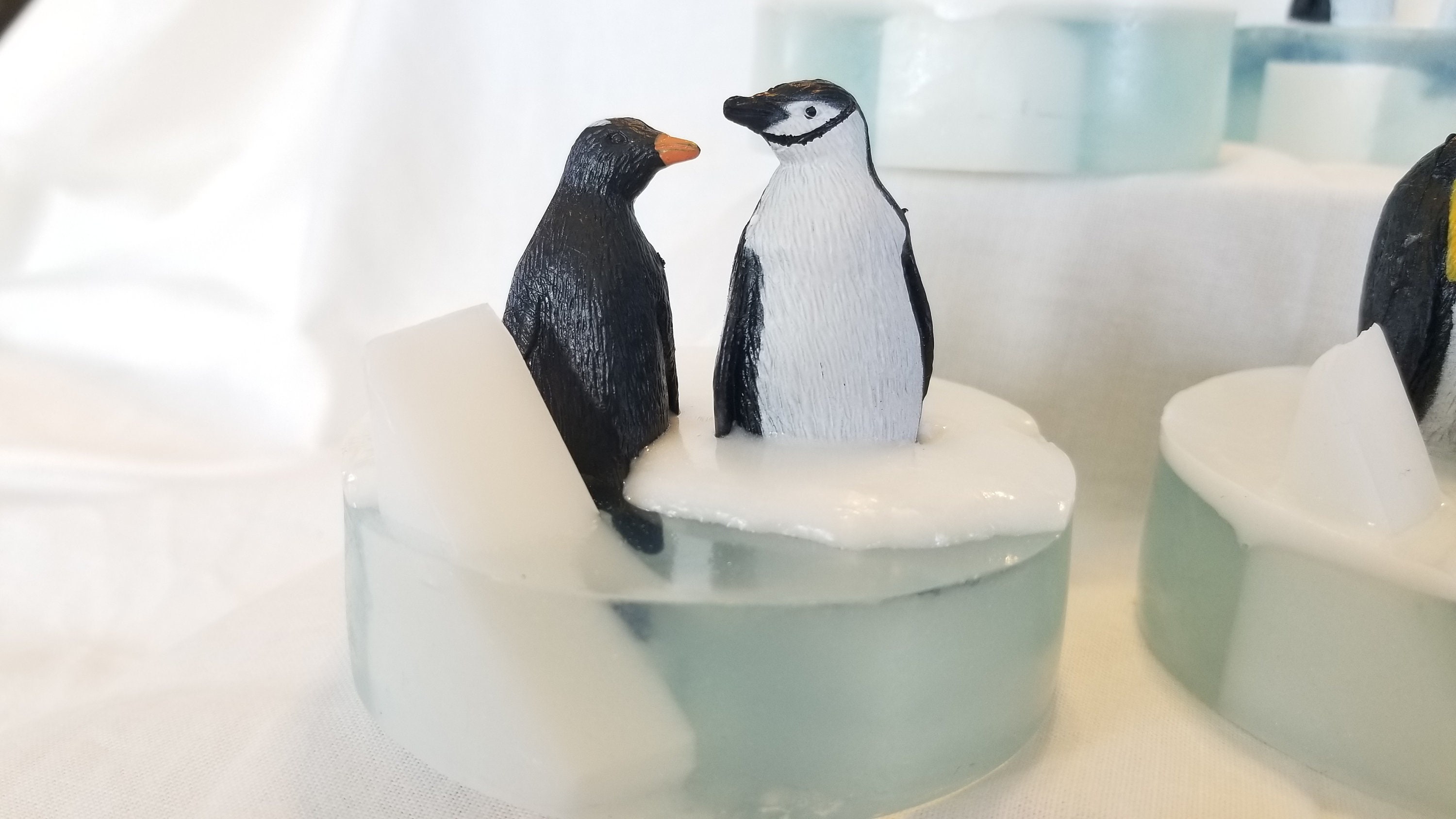 Pinguin, Pinguin auf Eis, Spielzeug in Seife, Geschenk für sie, Geschenk  für ihn, Geburtstagsfeier, Pinguin-Liebhaber, Pinguin-Gastgeschenk,  Weihnachten im Juli, - .de
