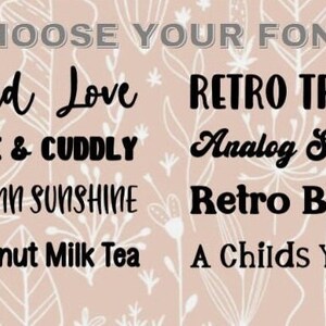 Puede incluir: Una imagen gr&aacute;fica que muestra una variedad de fuentes, incluyendo Bird Love, Retro Train, Cute & Cuddly, Analog Script, Autumn Sunshine, Retro Babe, Hazelnut Milk Tea y A Childs Year. El texto se muestra sobre un fondo rosa claro con un patr&oacute;n floral.