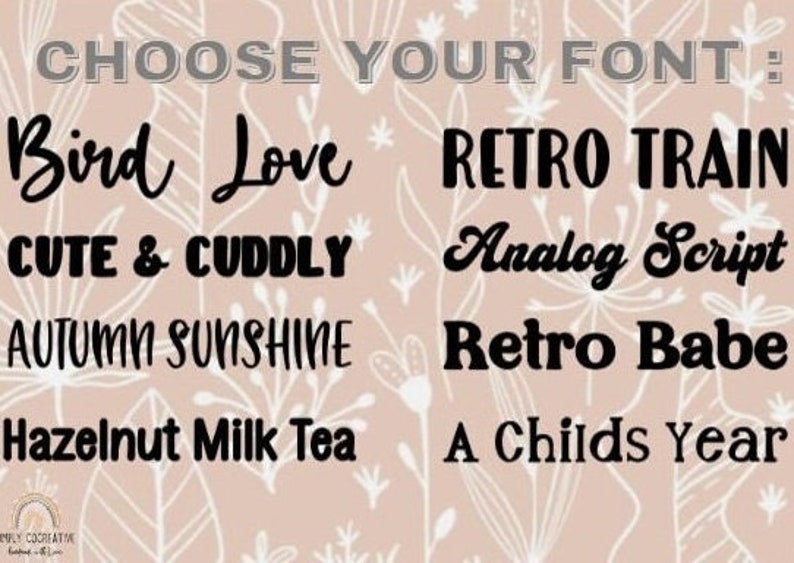 Puede incluir: Una imagen gr&aacute;fica que muestra una variedad de fuentes, incluyendo Bird Love, Retro Train, Cute & Cuddly, Analog Script, Autumn Sunshine, Retro Babe, Hazelnut Milk Tea y A Childs Year. El texto se muestra sobre un fondo rosa claro con un patr&oacute;n floral.