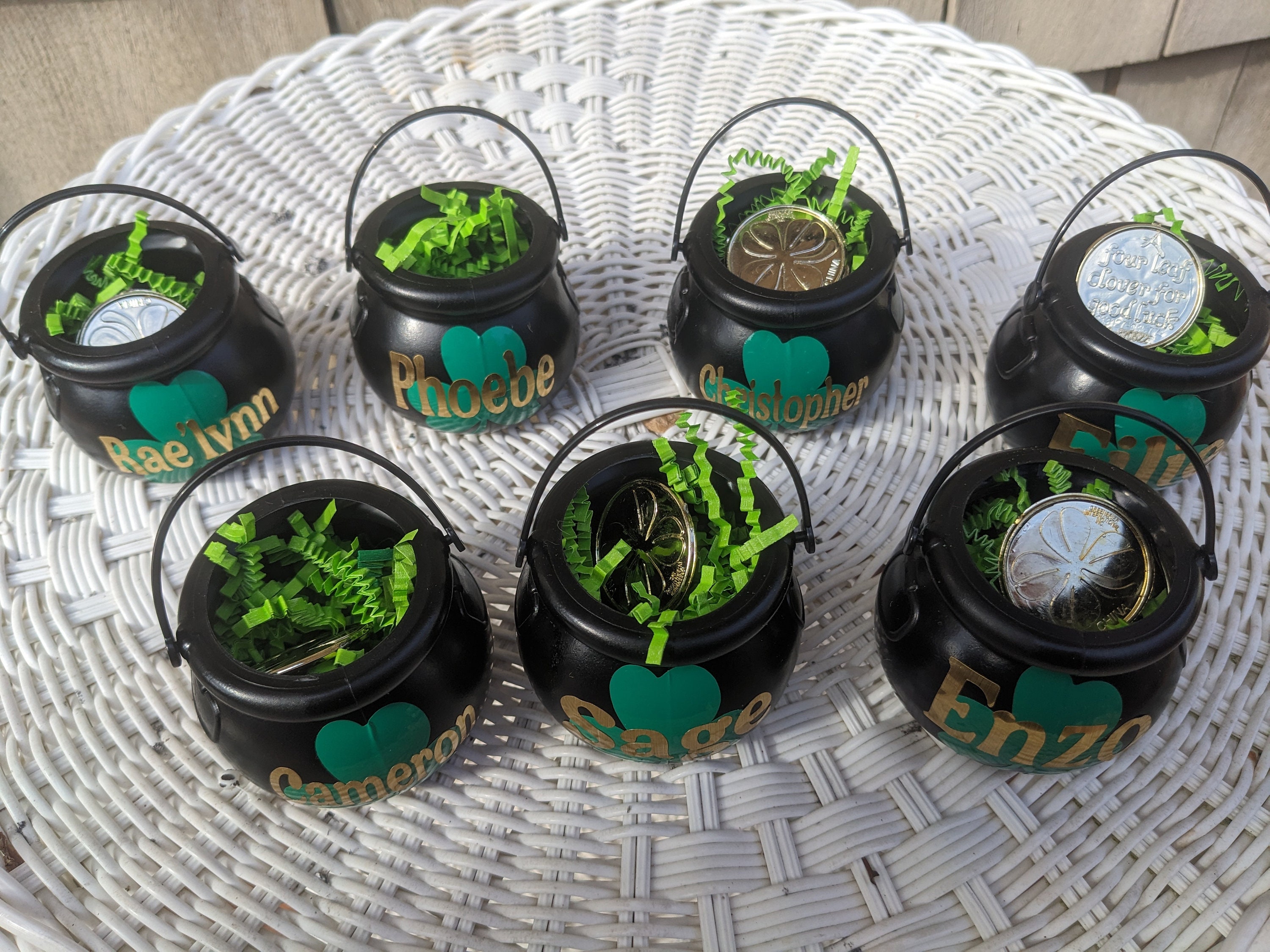 Libima 36 Pcs St. Patrick's Day Mini Black Candy Cauldrons – 32 Small & 4 Large Plastic Pots For Halloween, Parties, Favors