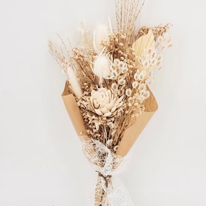 Buquê de flores secas: arranjo natural de capim-dos-pampas branco-bege