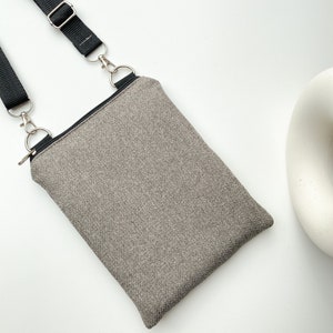 Bolsa crossbody marrom acinzentada para celular, bolsa crossbody para celular, bolsa de viagem pequena, bolsa crossbody minimalista, carteira para passaporte, bolsa de ombro.