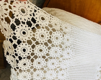 Vintage twin bedspread crocheted  white  70x81” drop medallion edge detail