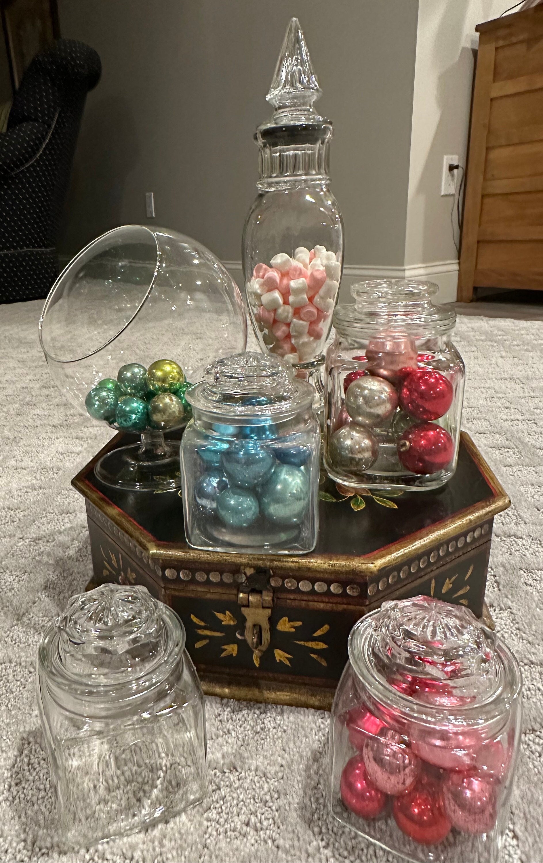 Thenshop 5 Pieces Clear Glass Apothecary Jars Glass Candy Jar with Lids  Large Candy Buffet Container Decorative Candy Display Elegant Storage Jar  Set