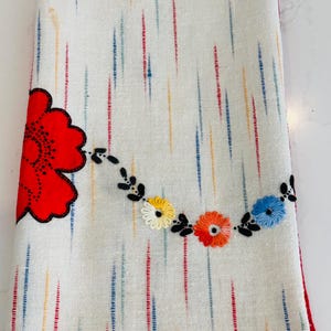 Vintage tablecloth flower appliqué and embroidered table accent card table