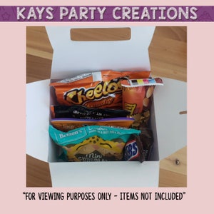 Op de afbeelding: Een witte kartonnen doos met een handvat, gevuld met verschillende snacks, waaronder Cheeto's Crunchy, een chocolade reep en een zakje mini chocolade chips. De tekst "FOR VIEWING PURPOSES ONLY - ITEMS NOT INCLUDED" staat onderaan de afbeelding.