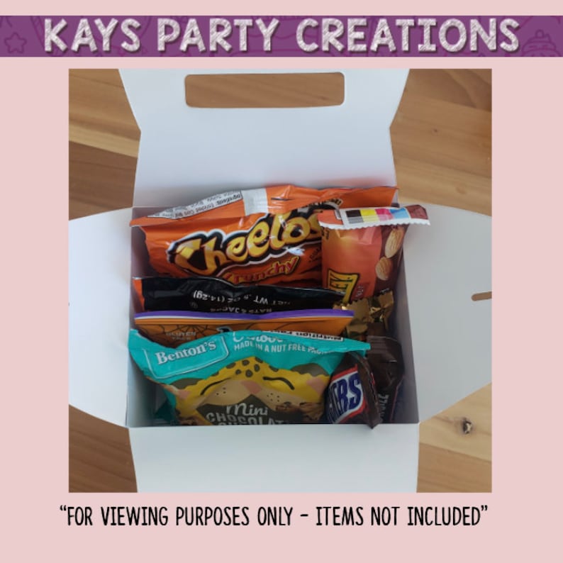 Op de afbeelding: Een witte kartonnen doos met een handvat, gevuld met verschillende snacks, waaronder Cheeto's Crunchy, een chocolade reep en een zakje mini chocolade chips. De tekst "FOR VIEWING PURPOSES ONLY - ITEMS NOT INCLUDED" staat onderaan de afbeelding.
