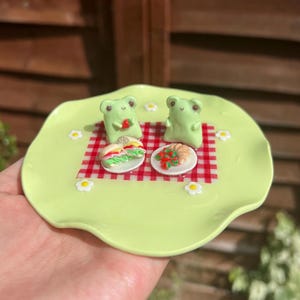 Picnic frog trinket dish (style 1)