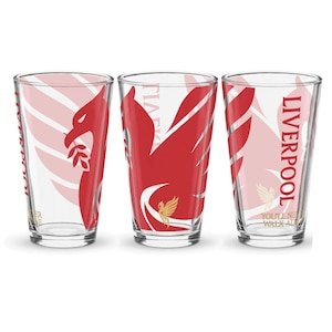 Könnte beinhalten: Set aus drei klaren Glas-Schnapsgläsern mit einem rot-weißen Logo des Liverpool Football Clubs. Das Logo zeigt einen Vogel mit ausgebreiteten Flügeln und den Schriftzug "You'll Never Walk Alone".