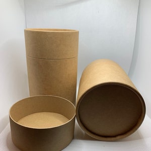 Puede incluir: Tres tubos de cartón marrón de diferentes tamaños. Los tubos están hechos de papel reciclado y son perfectos para empaquetar o guardar objetos pequeños.