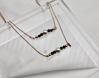 Kette GEMMA in roségold- Zarte Echtsilber-Kette mit einer echten Perle und Edelsteinperlen (Smaragd, Rubin), Perlenschmuck, Perlenkette