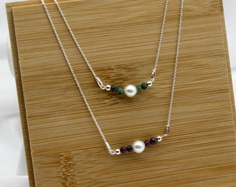 Kette GEMMA- Zarte Echtsilber-Kette mit einer echten Perle und Edelsteinperlen (Smaragd, Rubin, Saphir), Perlenschmuck, Perlenkette