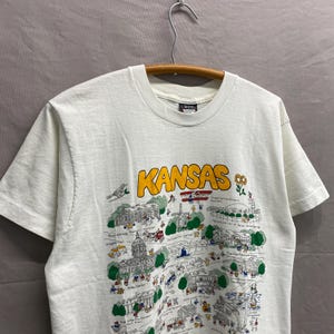 Groot / jaren 1990 Kansas bezienswaardigheden beroemde plaatsen Cartoon wit T-shirt gemaakt in de VS