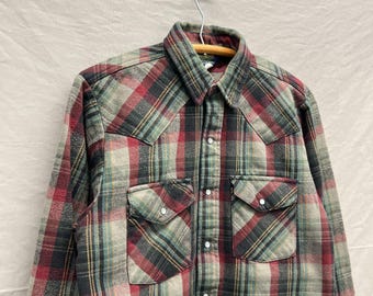 Mediana / Años 80 OshKosh 100% algodón a cuadros rojos/verdes/negros, camisa vaquera de peso pesado con botones y cierre de perlas.