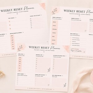 Könnte beinhalten: Ein Set aus drei druckbaren Wochenplanern mit dem Titel "Weekly Reset Planner" in einem minimalistischen Design. Jeder Planer enthält Abschnitte für Ziele, Aufgaben und Selbstpflege, mit floralen Akzenten und dem Text "Weekly Reset Planner".