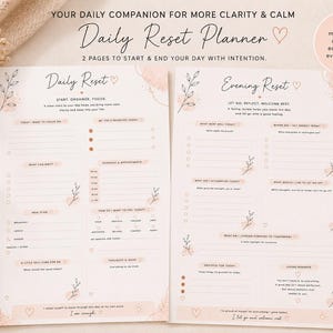 Könnte beinhalten: Ein Daily Reset Planner mit zwei Seiten, entworfen, um den Tag mit Absicht zu beginnen und zu beenden. Die Seiten sind hellrosa mit floralen Akzenten und enthalten Abschnitte für Fokus, Termine und Reflexion. Der Text auf dem Planer lautet "Daily Reset" und "Evening Reset".