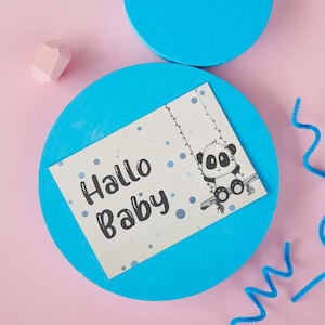 Hallo Baby Karte mit Panda auf Schaukel | Geburtskarte in Rosa oder Blau | Niedliche Glückwunschkarte zur Geburt