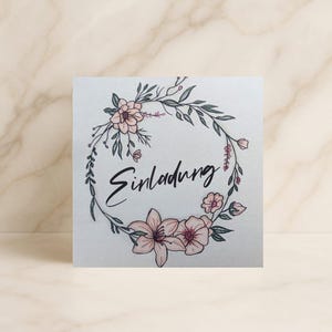 Stilvolle Einladungskarte mit Blumenkranz – Quadratische Klappkarte mit Schriftzug "Einladung" – Karte für Feier & Fest