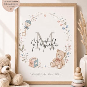 Könnte beinhalten: Ein gerahmter Kinderzimmerdruck mit dem Namen "Mathilda" in einer dekorativen Schrift, umgeben von einem floralen Kranz. Das Design umfasst einen Teddybären, eine Rassel und einen Spielzeugblock. Der Druck ist in einem Holzrahmen.