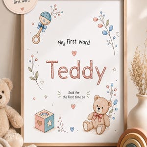 Könnte beinhalten: Gerahmter Druck mit dem Text "My first word Teddy". Das Kunstwerk zeigt Illustrationen eines Teddybären, einer Rassel und eines Spielzeugblocks, verziert mit floralen Elementen und Herzen. Perfekt für ein Babyzimmer.