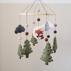 Mobile fatto a mano raffigurante una volpe addormentata: decorazioni per la cameretta dei bambini in stile bosco