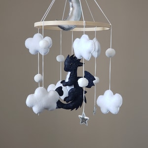 Móvil infantil de dragón azul marino: decoración de fantasía hecha a mano