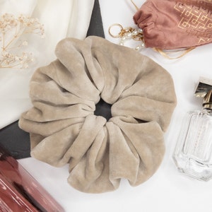 Large velvet scrunchie in beige. Approx. 17 cm. Incredibly soft.