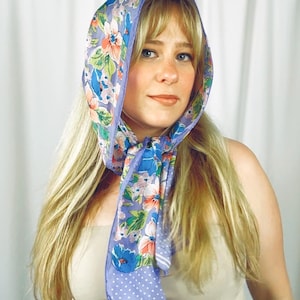 Bufanda larga rectangular de seda vintage con lunares florales en tonos rosa, azul y morado miel • Dobladillo enrollado cosido a mano • Bufanda para el pelo y el cuello • Ligera