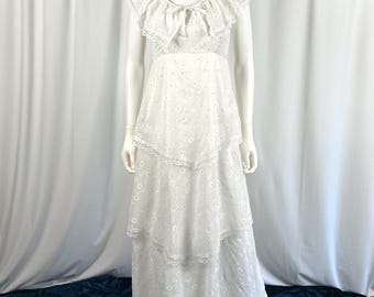Vintage Rüschen Maxi Kleid • 1970er Jahre Gesmoktes Tiered Spitzenkleid, XS/S