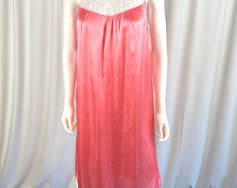 Jaren 60 satijnen babydoll-slipdress • Kauwgomroze kanten nachtjapon, m/l