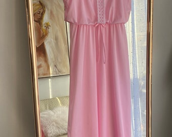 Vintage Long Silky Satin Sleep Dress in Pink • Sleeveless • Sweetheart Neck • Fitted • Elastic Waist • 1960 • Lace • Bridal • Size Small